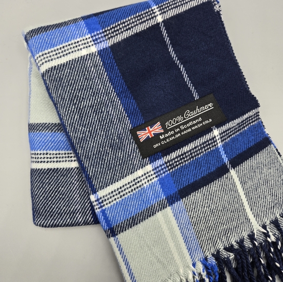 New 100% Cashmere Scarf Made in Scotland Navy Blue Royal Blue & Gray Plaid NWOT - Picture 3 of 3